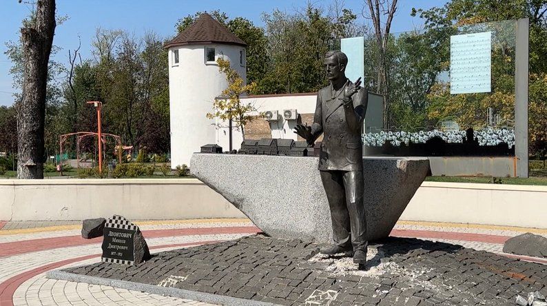 Пам'ятник українському композитору та громадському діячу Миколі Леонтовичу, Покровськ, Донецька область, 2 вересня 2024 рік. Кадр з відео Суспільне Донбас