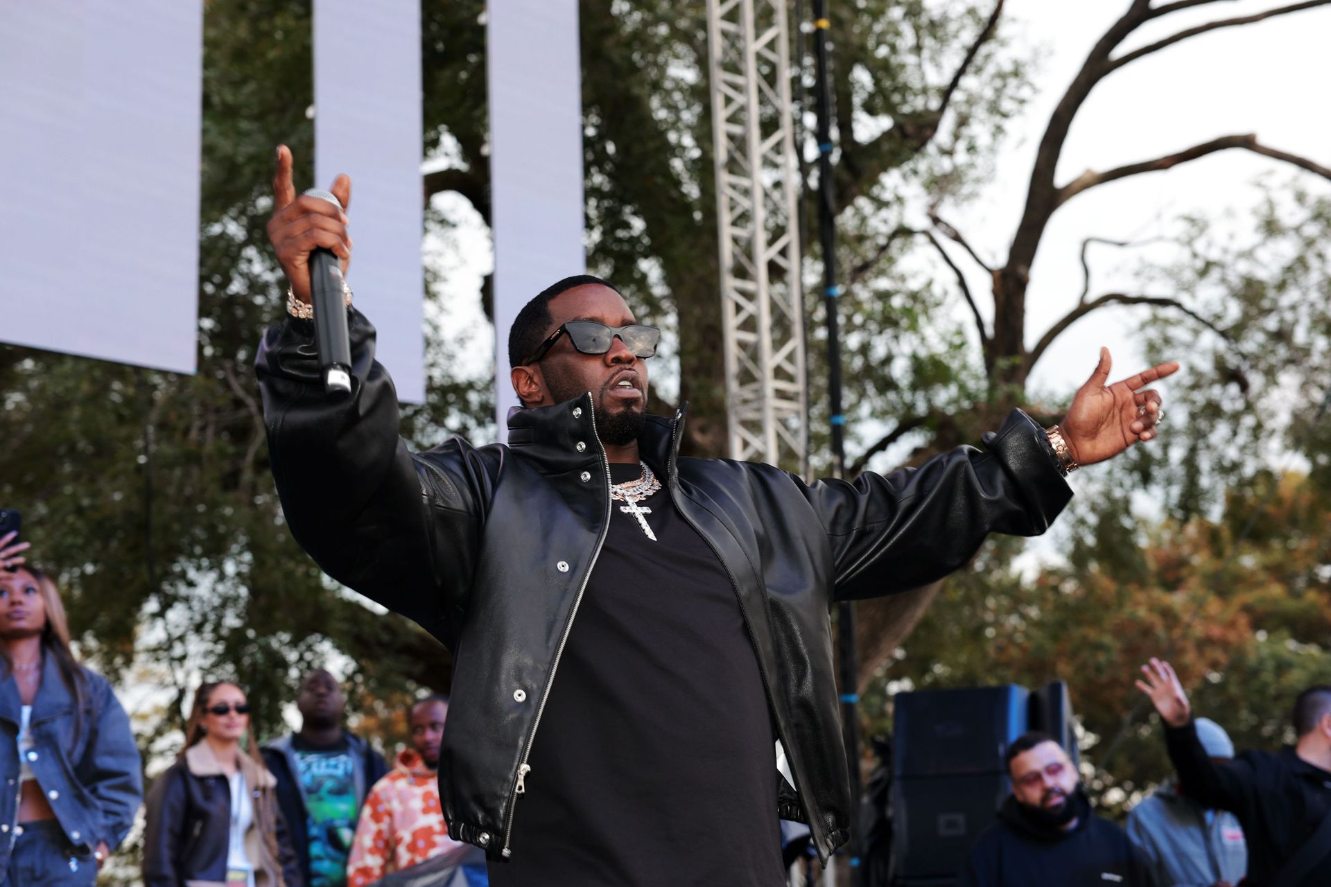 P. Diddy ніби говорить «Танцюють всі!». Фото: Getty Images P. Diddy ніби говорить «Танцюють всі!». Фото: Getty Images