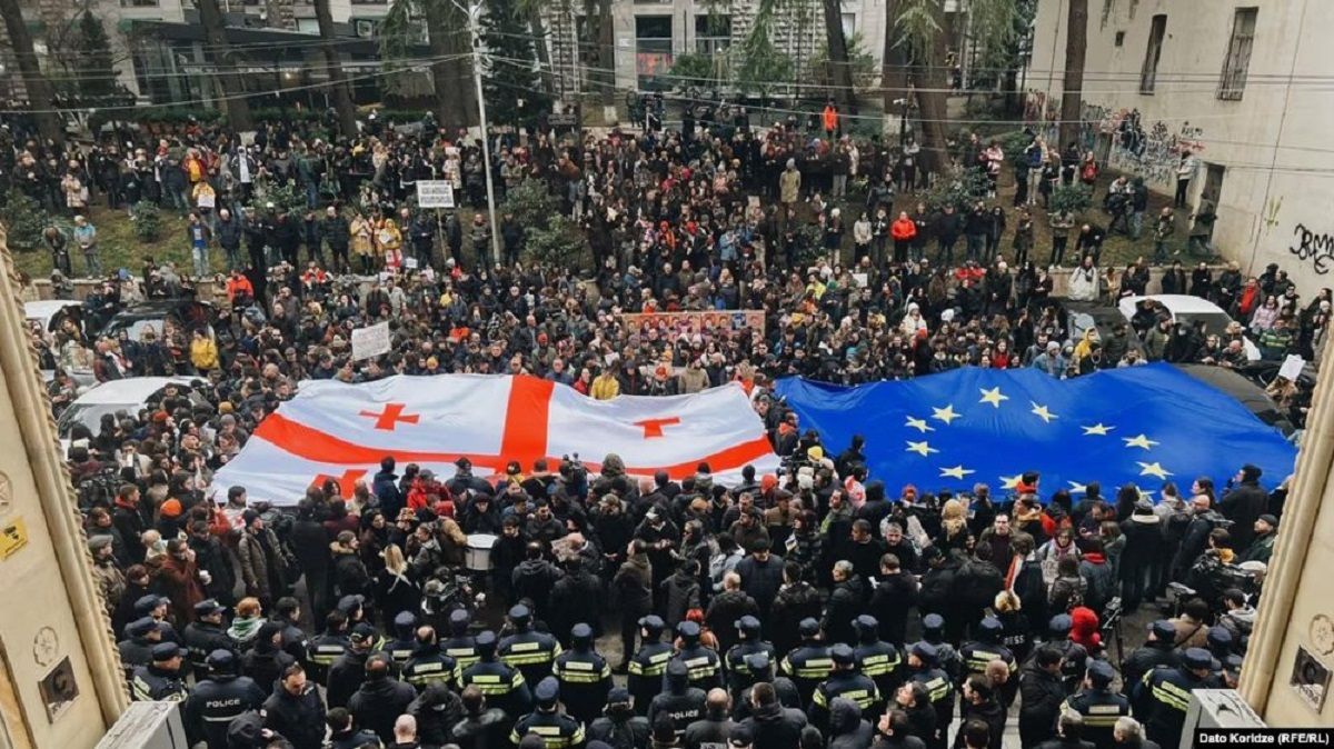 Протесты в Грузии против закона об "иноагентах" Протесты в Грузии против закона об "иноагентах"