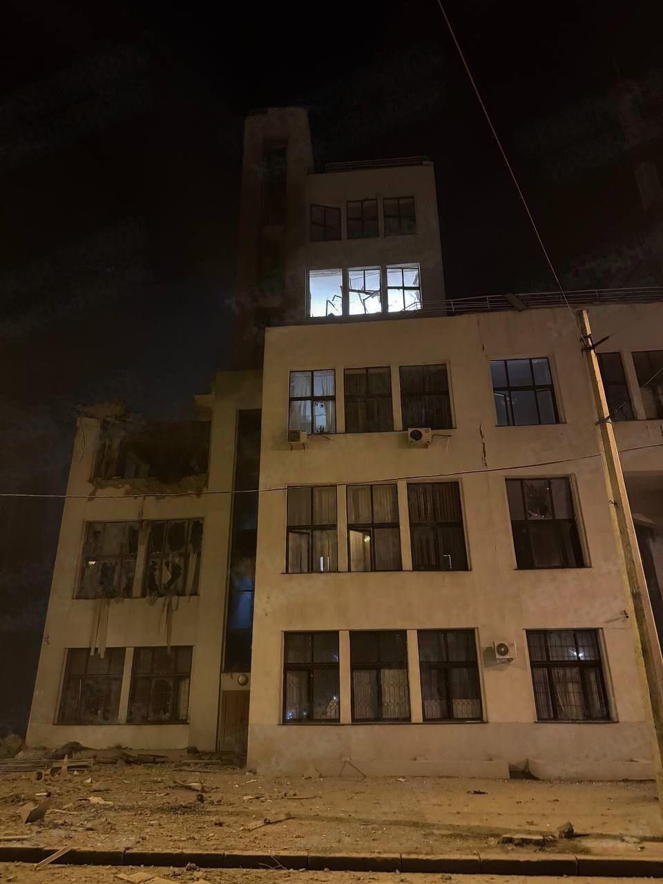 Россияне ударили КАБами по центру Харькова: повреждено админздание Госпрома, ранены 1