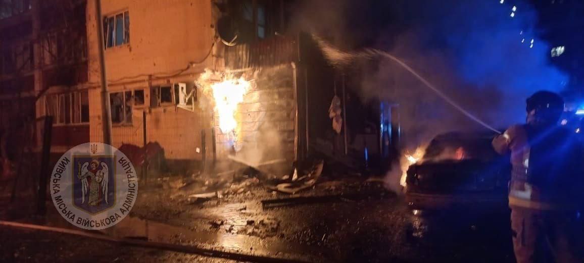 У Києві впали уламки ворожого БПЛА: палає будинок та автомобілі, травмовані люди 1