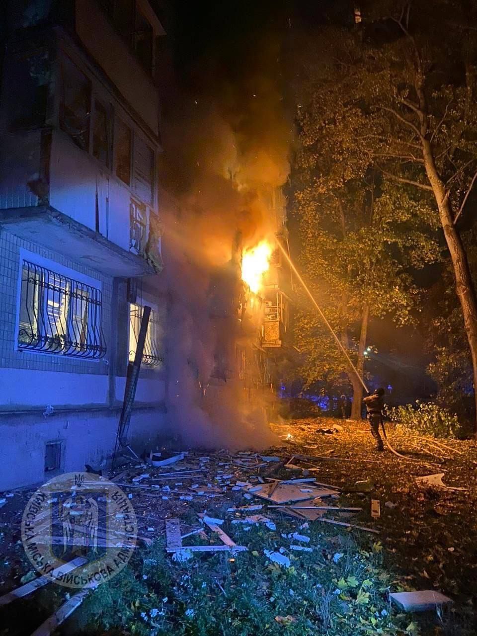 Киев под атакой вражеских БПЛА: попадание в многоэтажку, возник пожар 1