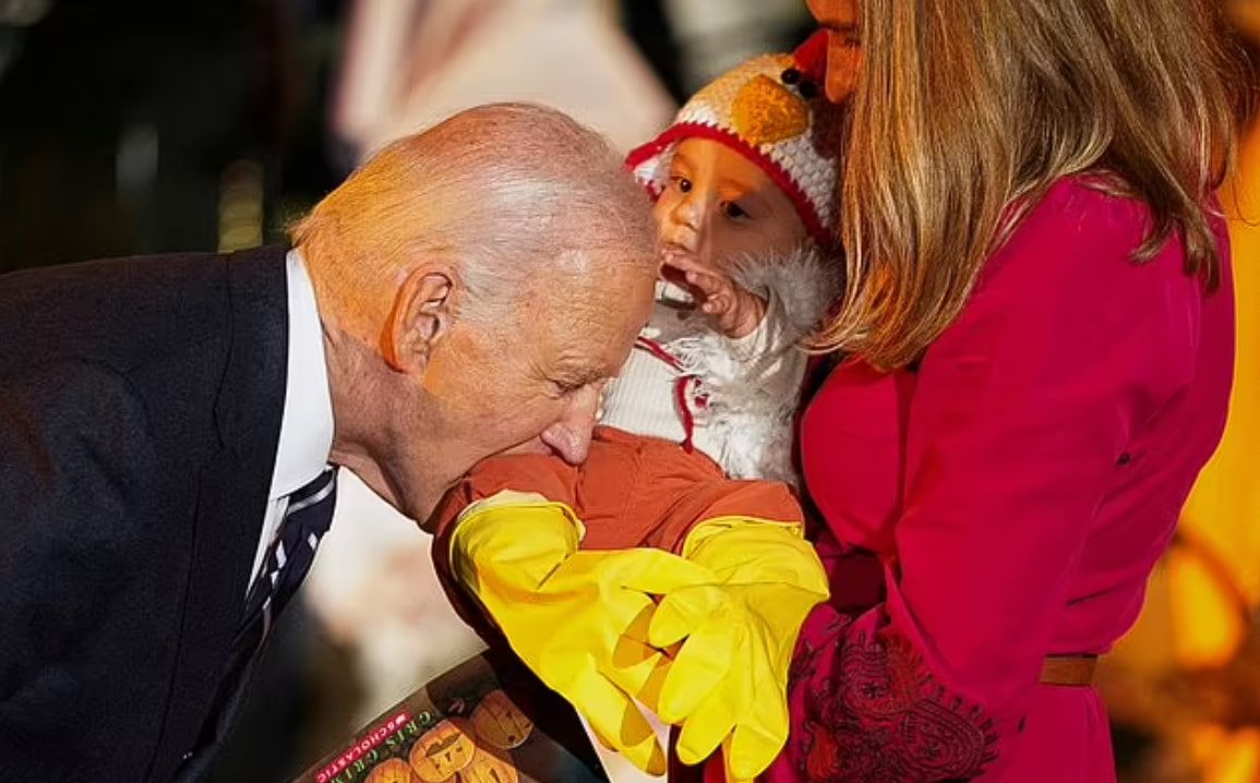 Джо Байден кусает ребенка в костюме индейки. Источник: DM Джо Байден кусает ребенка в костюме индейки. Источник: DM
