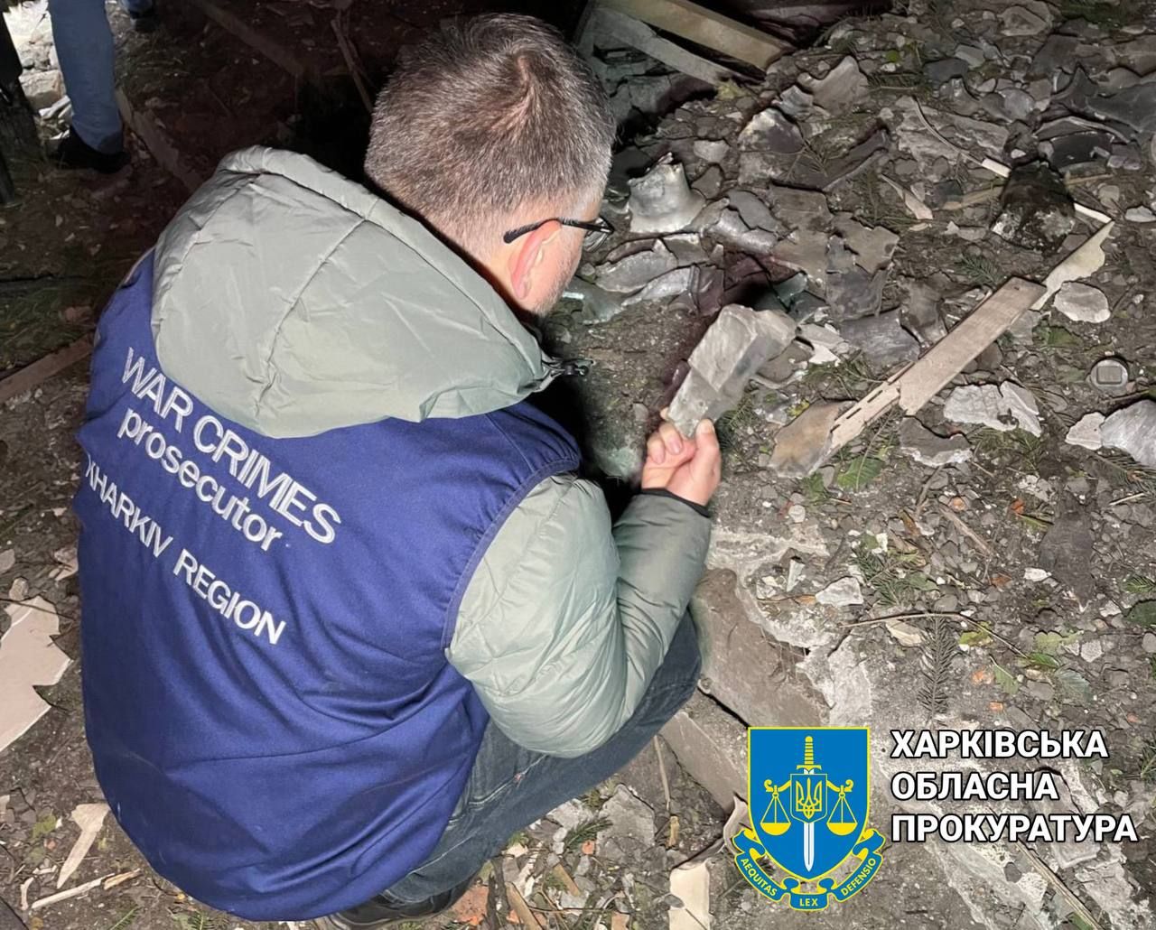 Слідчі працюють на місці удару РФ Слідчі працюють на місці удару РФ