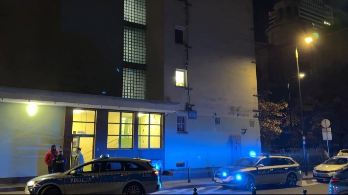 Трех женщин скрутили и заперли в одном из районов по улице Багно в Варшаве Трех женщин скрутили и заперли в одном из районов по улице Багно в Варшаве