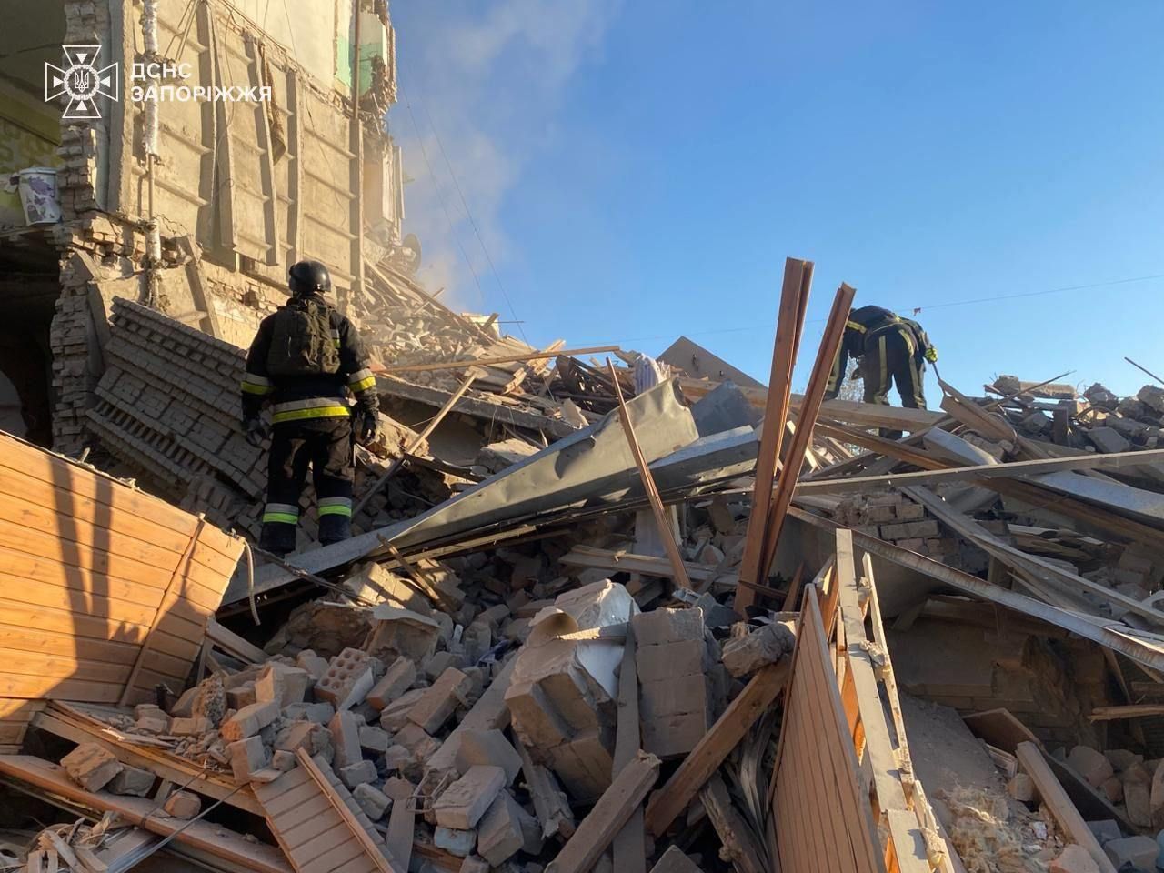 Наслідки удару по КАБами Запоріжжю. Фото: ДСНС Наслідки удару по КАБами Запоріжжю. Фото: ДСНС