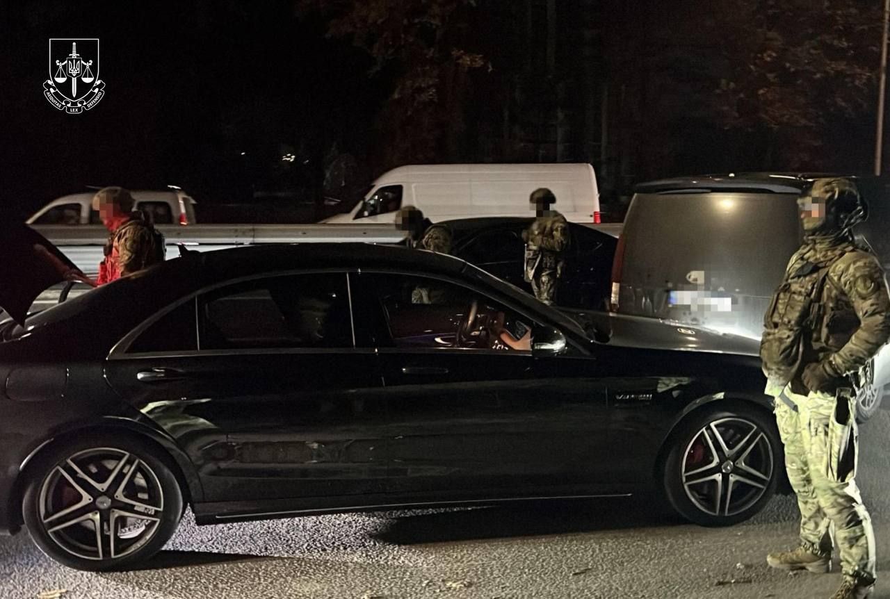 Устроили драку и травмировали человека: в Полтаве задержали троих мужчин, избивших парня 1