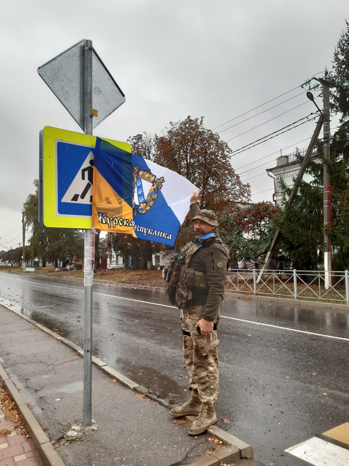 Військовий ЗСУ у центрі Суджі Військовий ЗСУ у центрі Суджі