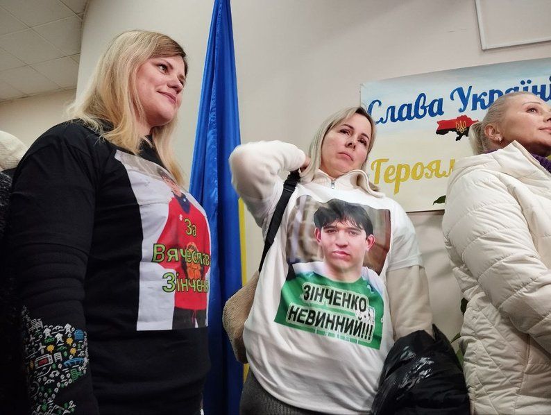 Деякі люди у судовій залі підтримували Зінченка. Фото: Суспільне. Львів Зінченко, футболка