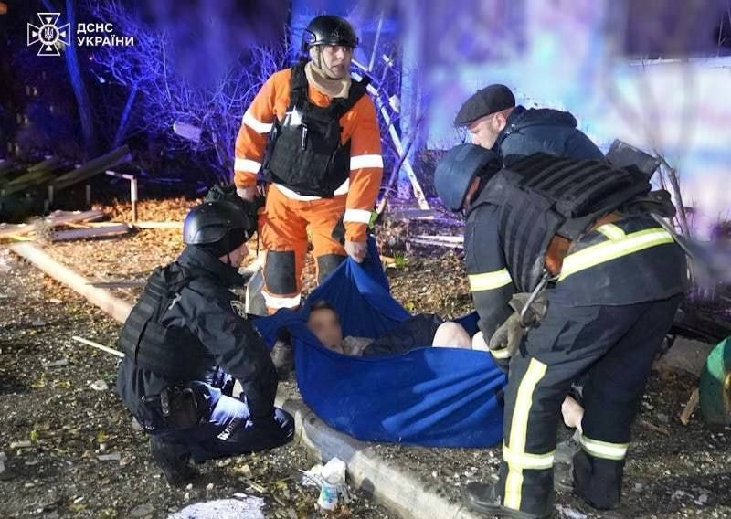 Удар по багатоповерхівці у Сумах: загинуло 8 людей, серед них двоє дітей 1