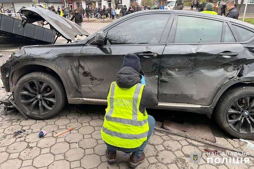 Смертельна ДТП у Хмельницькому: п'яний водій на BMW зніс трьох жінок на зупинці, вони загинули - Нацполіція 2