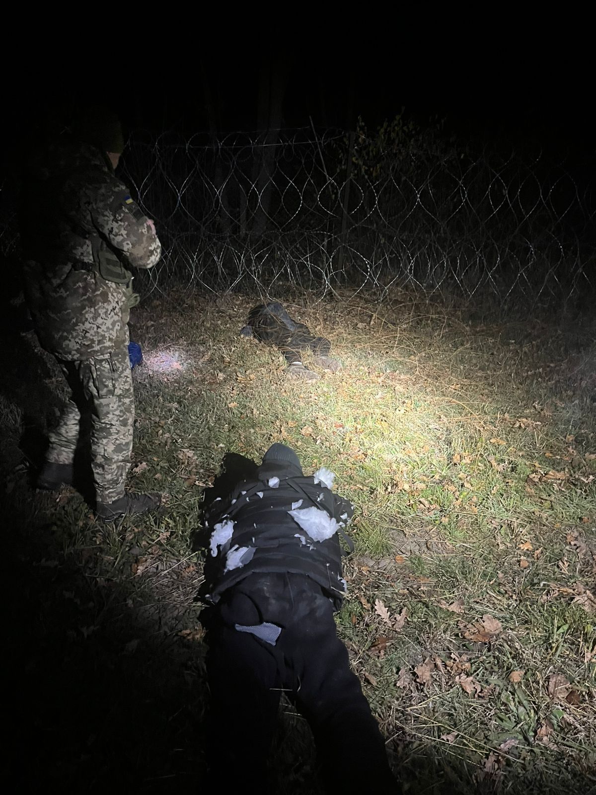 Пограничники поймали уклоняющихся-неудачников: запутались в колючей проволоке на самой границе с Румынией 1