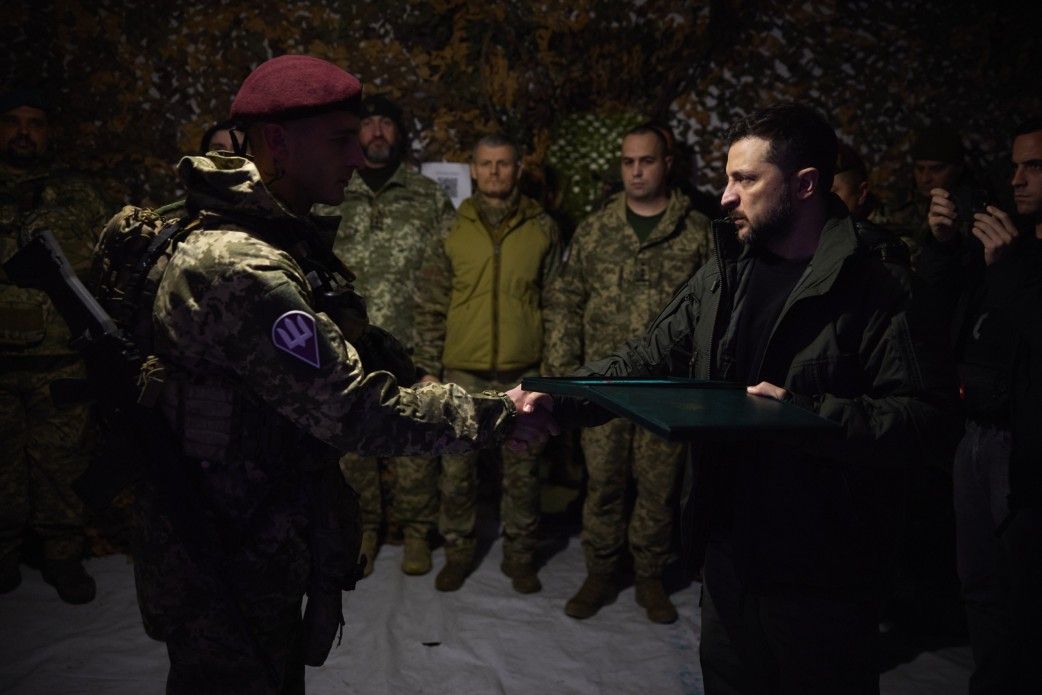 Президент відвідав Покровськ і привітав військових із Днем сержанта Президент відвідав Покровськ і привітав військових із Днем сержанта