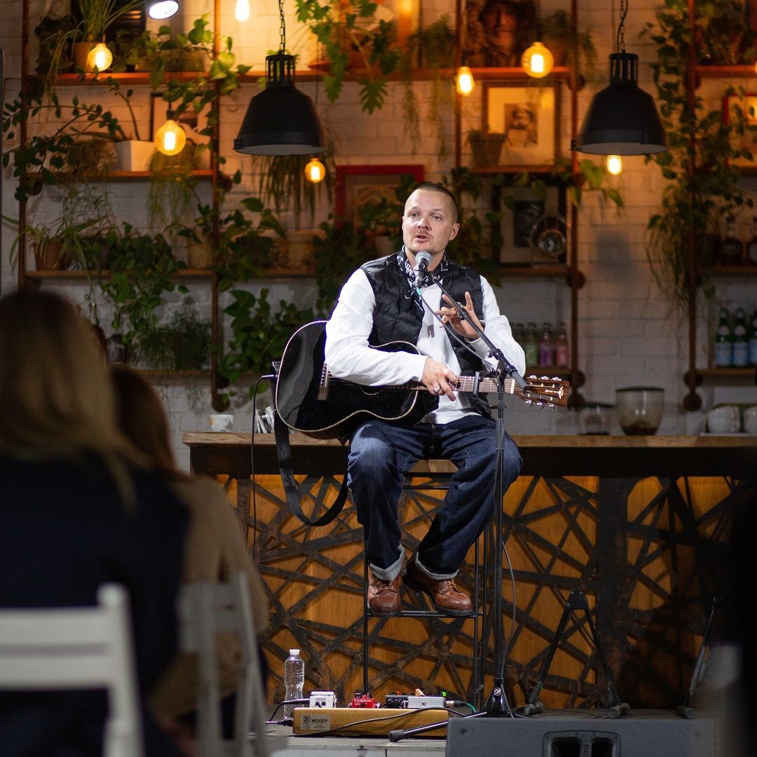 Женя Галич дает концерты Галич из ВСУ озвучил свой заработок на год и расходы – видео 1