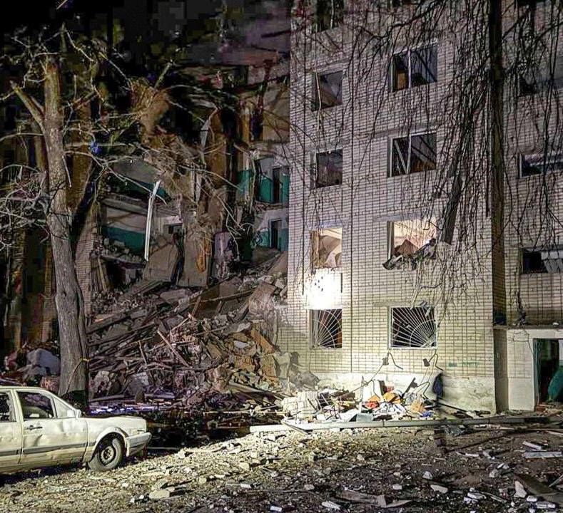 На Сумщині безпілотник влучив у багатоповерхівку: є загиблі та поранені, серед них дитина 1