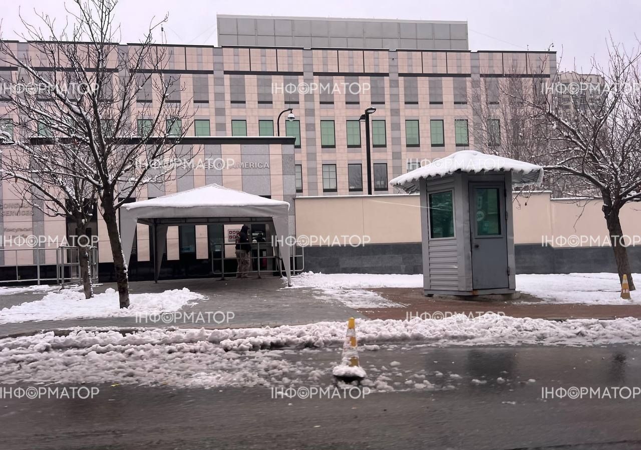 В правительственном квартале людей стало меньше, но пососльство США работает В правительственном квартале людей стало меньше, но пососльство США работает