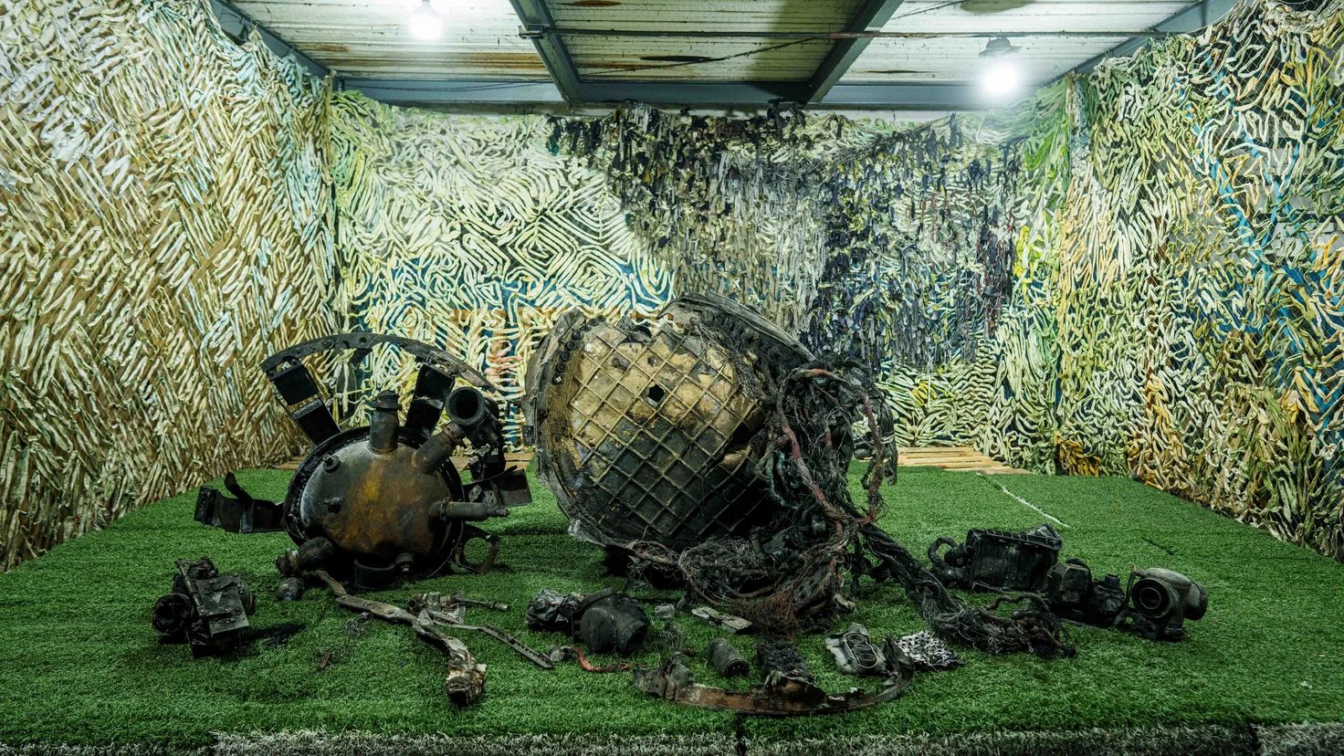 Обломки ракеты "Орешник". Скриншот: видео Associatep Press Удар Орешником по Днепру: СБУ впервые показала обломки ракеты (фото) 1