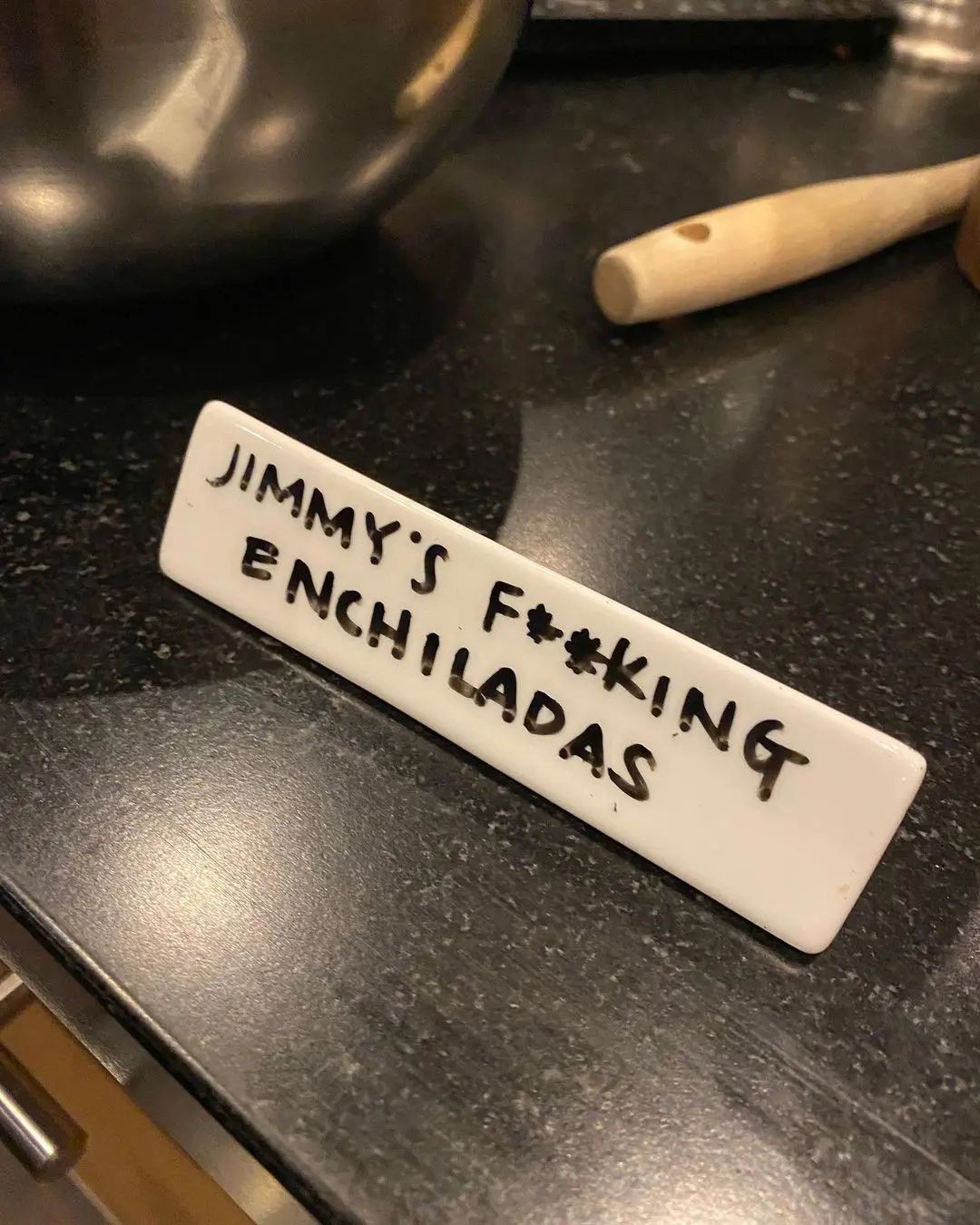 Дженніфер Еністон тримає енчіладу, яку назвала Jimmy’s F—ing Enchiladas на честь Джиммі Кіммела.