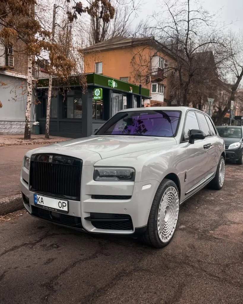 В Україні продають найдорожчий кросовер Rolls-Royce у світі: його помітили на батьківщині Зеленського 2