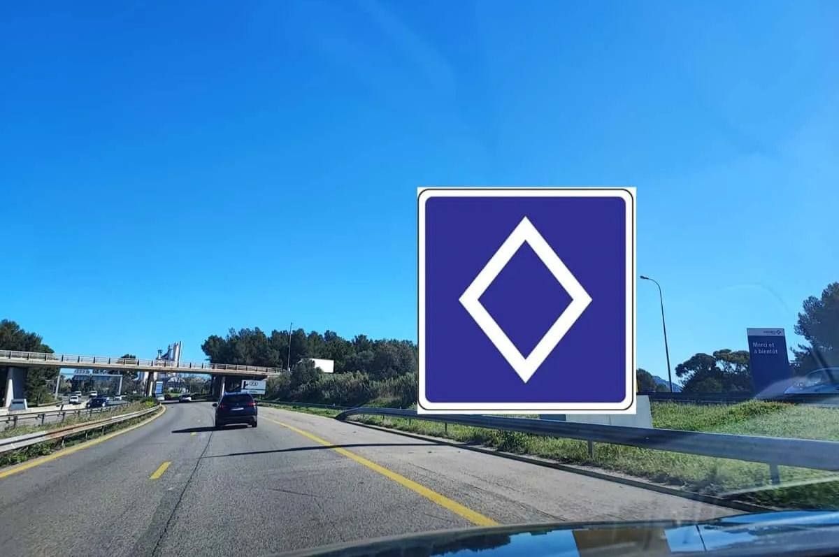 Львів хоче запровадити новий дорожній знак - білий ромб на синьому фоні