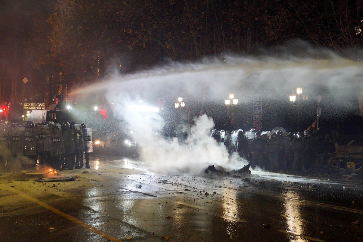 Силовики використовували для розгону мітингувальників водомети та перцевий спрей Силовики використовували для розгону мітингувальників водомети та перцевий спрей