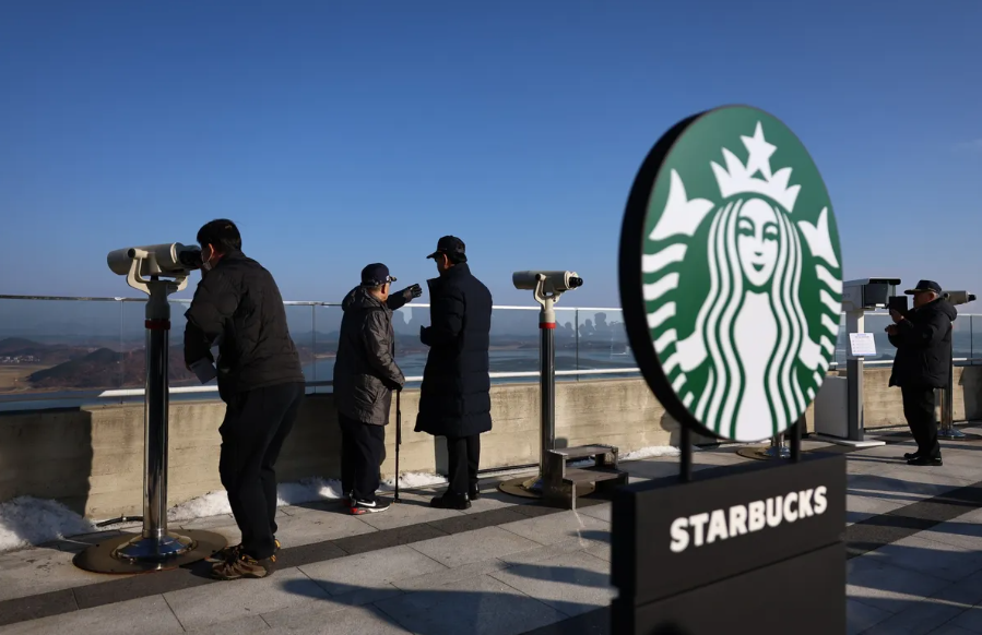 У Південній Кореї відкрився Starbucks із видом на КНДР (відео) 1