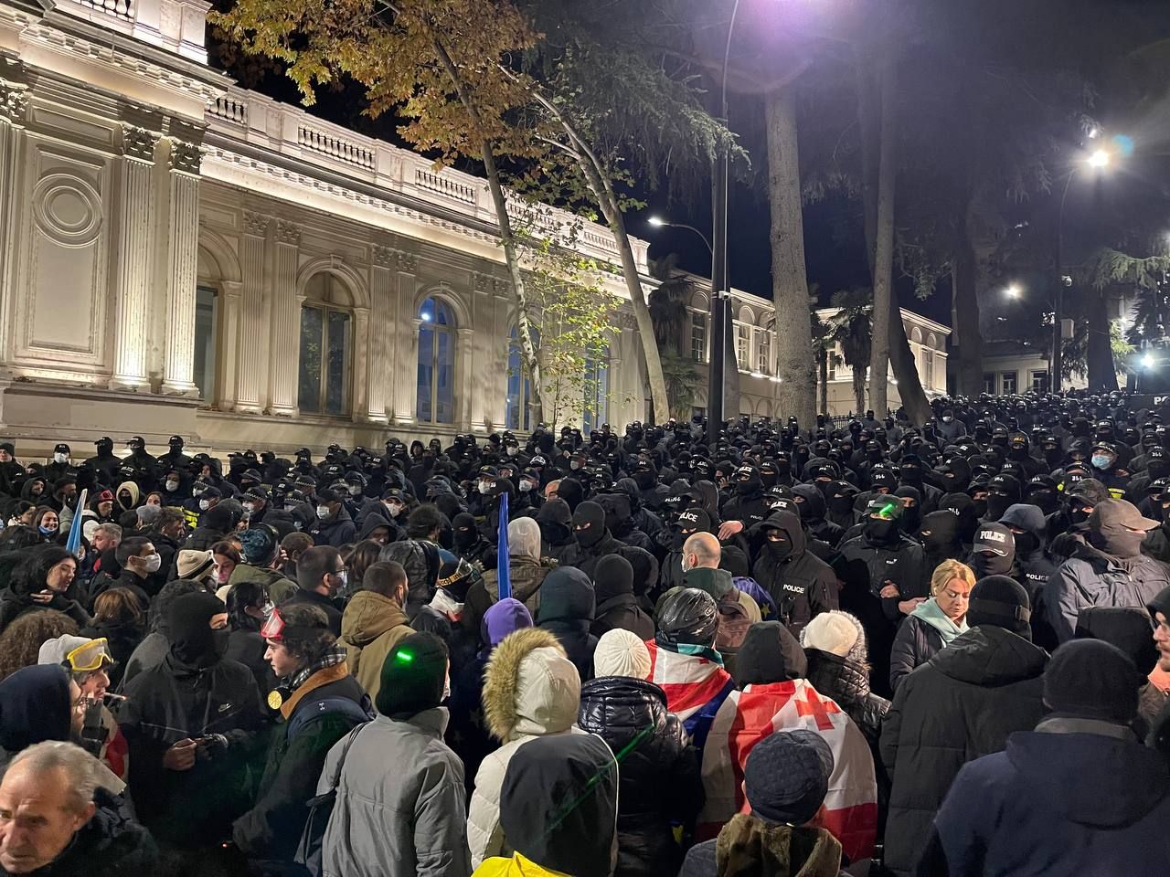 У Тбілісі багатотисячні протести під стінами парламенту: поліція розганяє мітингувальників за допомогою водометів – відео 1