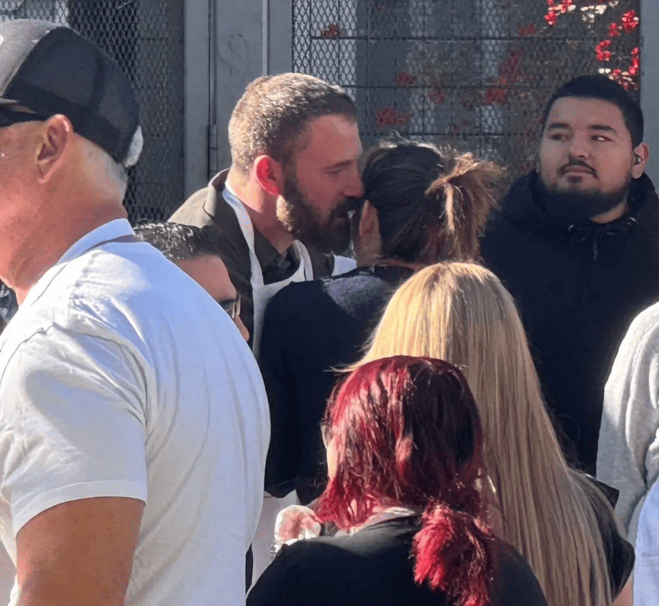 Что-то прошептал на ухо. Фото: Juliano/X17online.com Что-то прошептал на ухо. Фото: Juliano/X17online.com