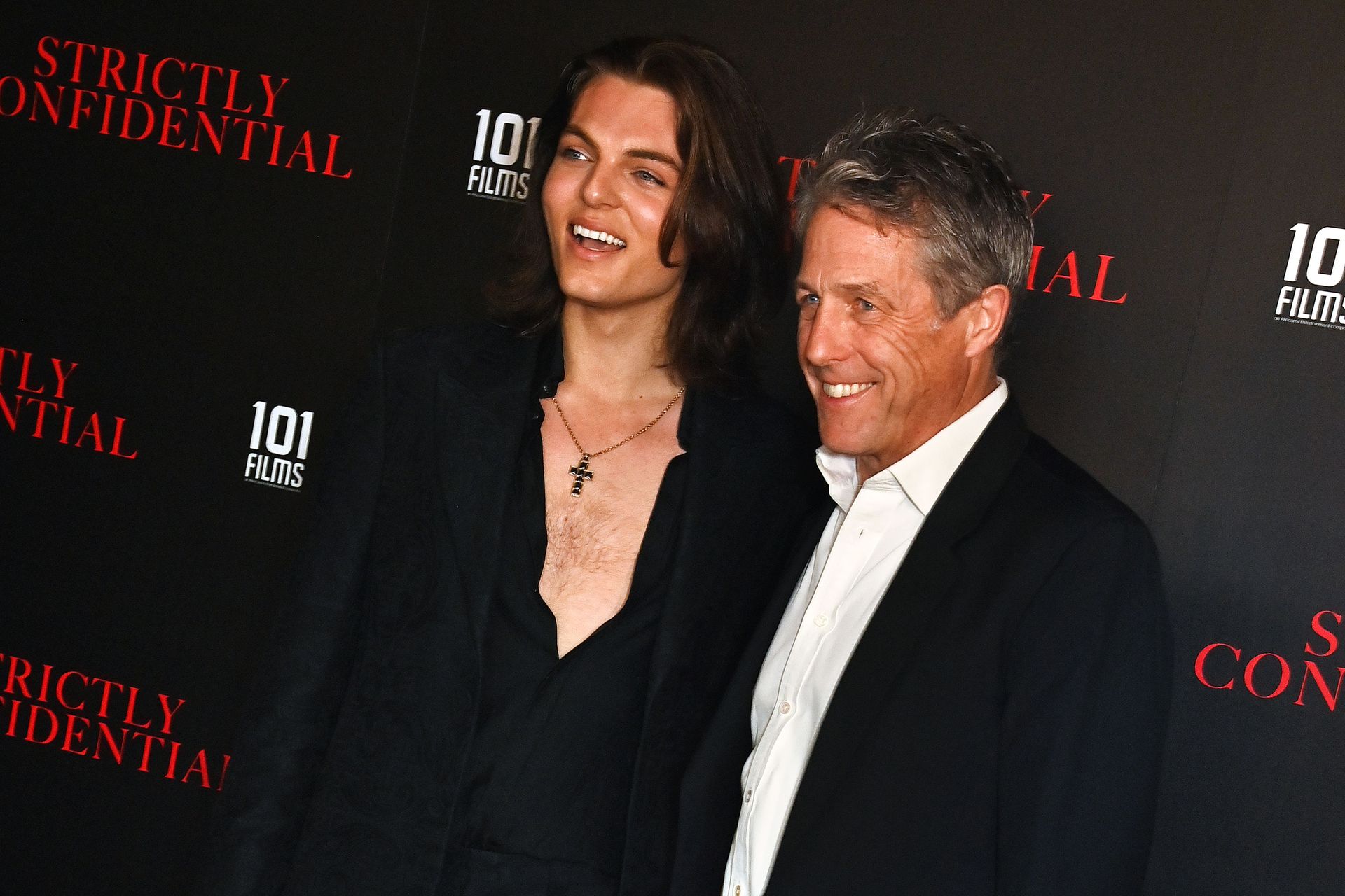 Г'ю Грант із сином актриси Елізабет Герлі Деміаном. Фото: Getty Images