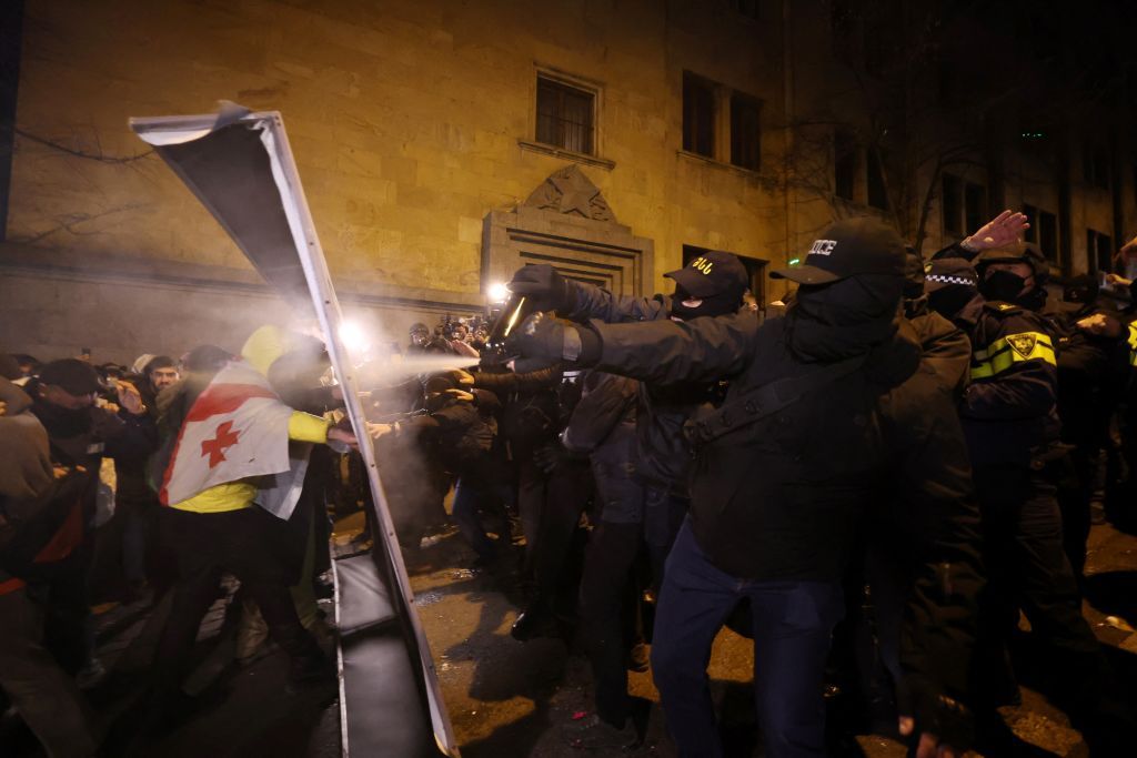 Протестувальники та поліція у Тбілісі. Фото Getty Images