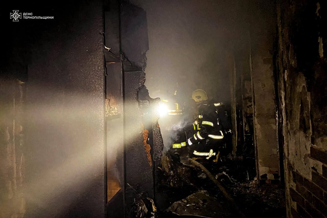 Атака дронів на Тернопіль: у ДСНС показали наслідки удару (фото) 1