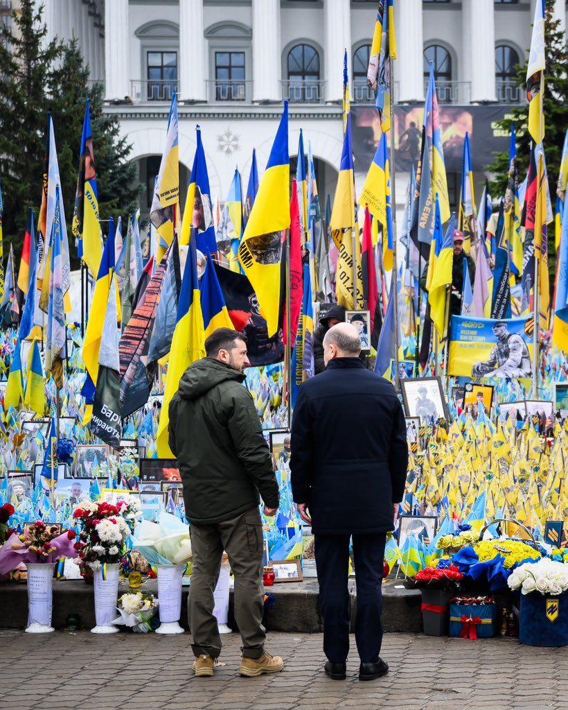 Лідери країн вшанували пам'ять загиблих воїнів. Фото: сторінка Олафа Шольца в соц. мережі Х Шольц, Зеленський