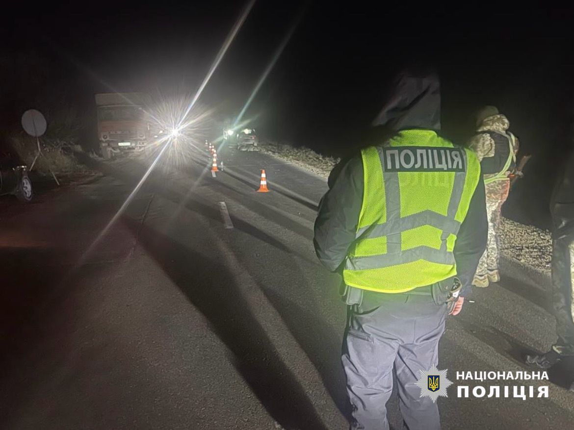 66-летний водитель совершил наезд на пограничников. Фото: Нацполиция ДТП, Нацполиция