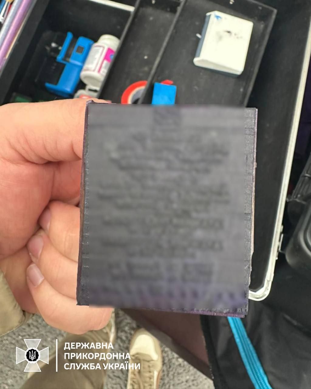 Женщина держала поддельные печати при себе Женщина держала поддельные печати при себе