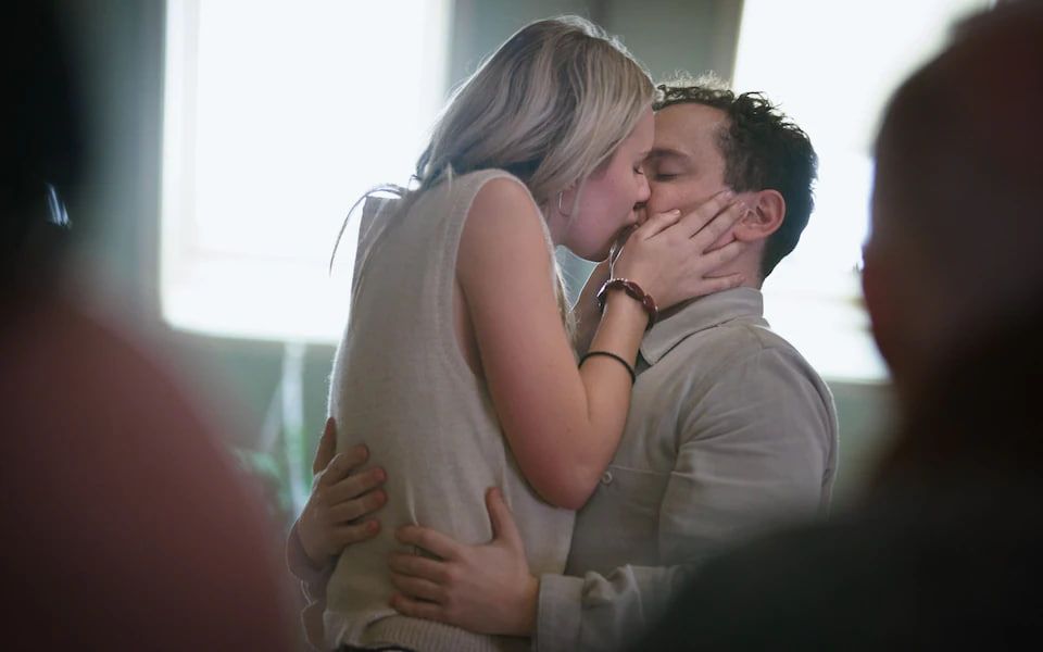 Кадр из сериала "Между ними"