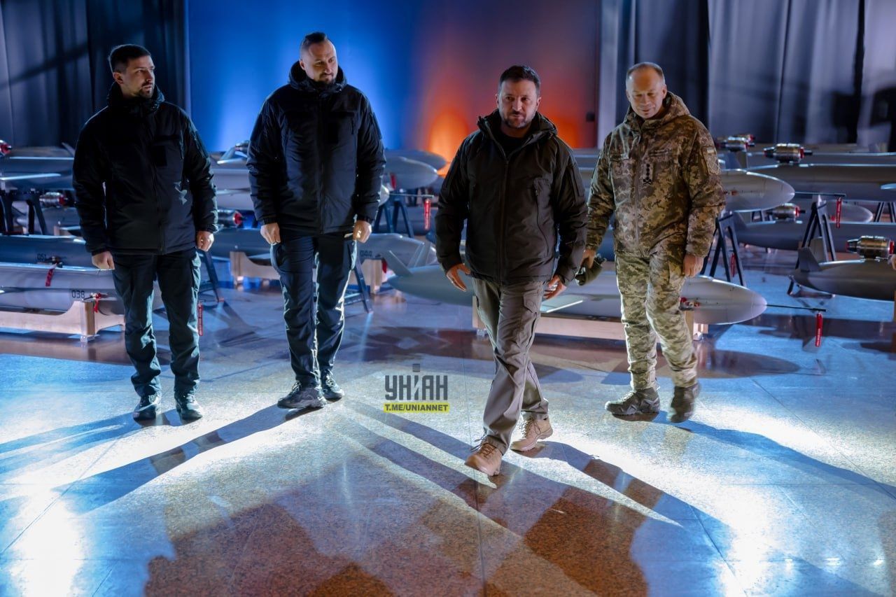 Зеленський і Сирський вже оглянули ракету-дрон "Пекло" Зеленський і Сирський вже оглянули ракету-дрон "Пекло"