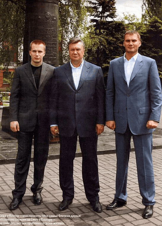 Віктор Янукович зі старшим сином Олександром (ліворуч) та Віктором Віктор Янукович зі старшим сином Олександром (ліворуч) та Віктором