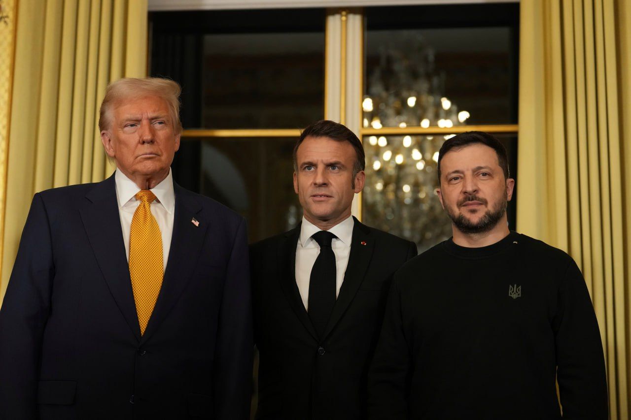 Трамп у жовто-синьому і задоволений Зеленський Трамп у жовто-синьому і задоволений Зеленський
