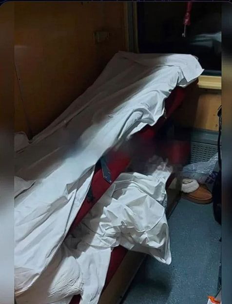 Друга полиця впала, ледь не зачипивши пасажира знизу. Фото: соціальні мережі Укрзалізниця, полиця