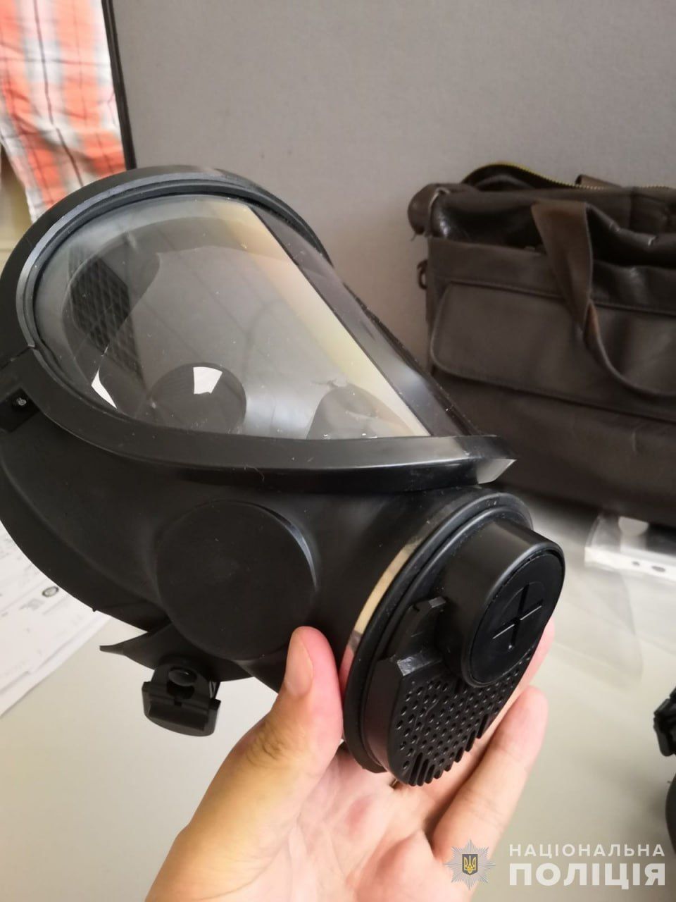 Начальник госпредприятия потратил 14,5 млн гривен на некачественные противогазы. Фото: Национальная полиция Нацполиция, задержание
