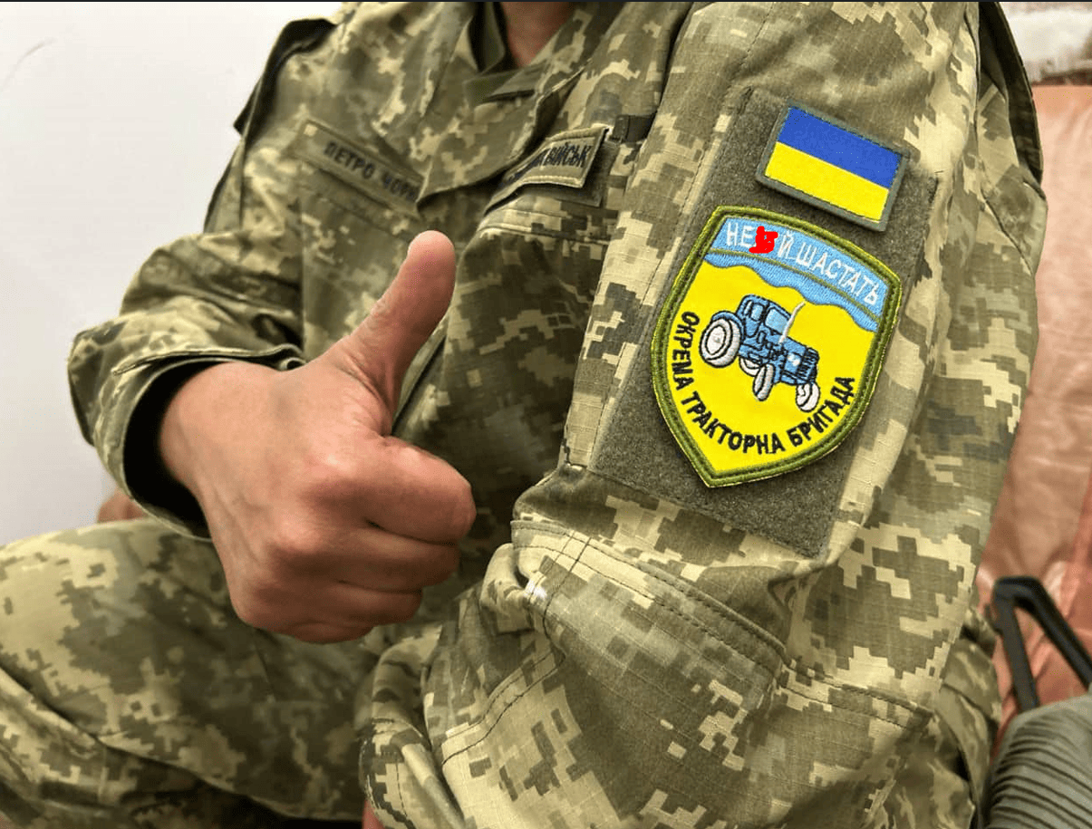 Шеврон на ложной военной форме Шеврон на ложной военной форме