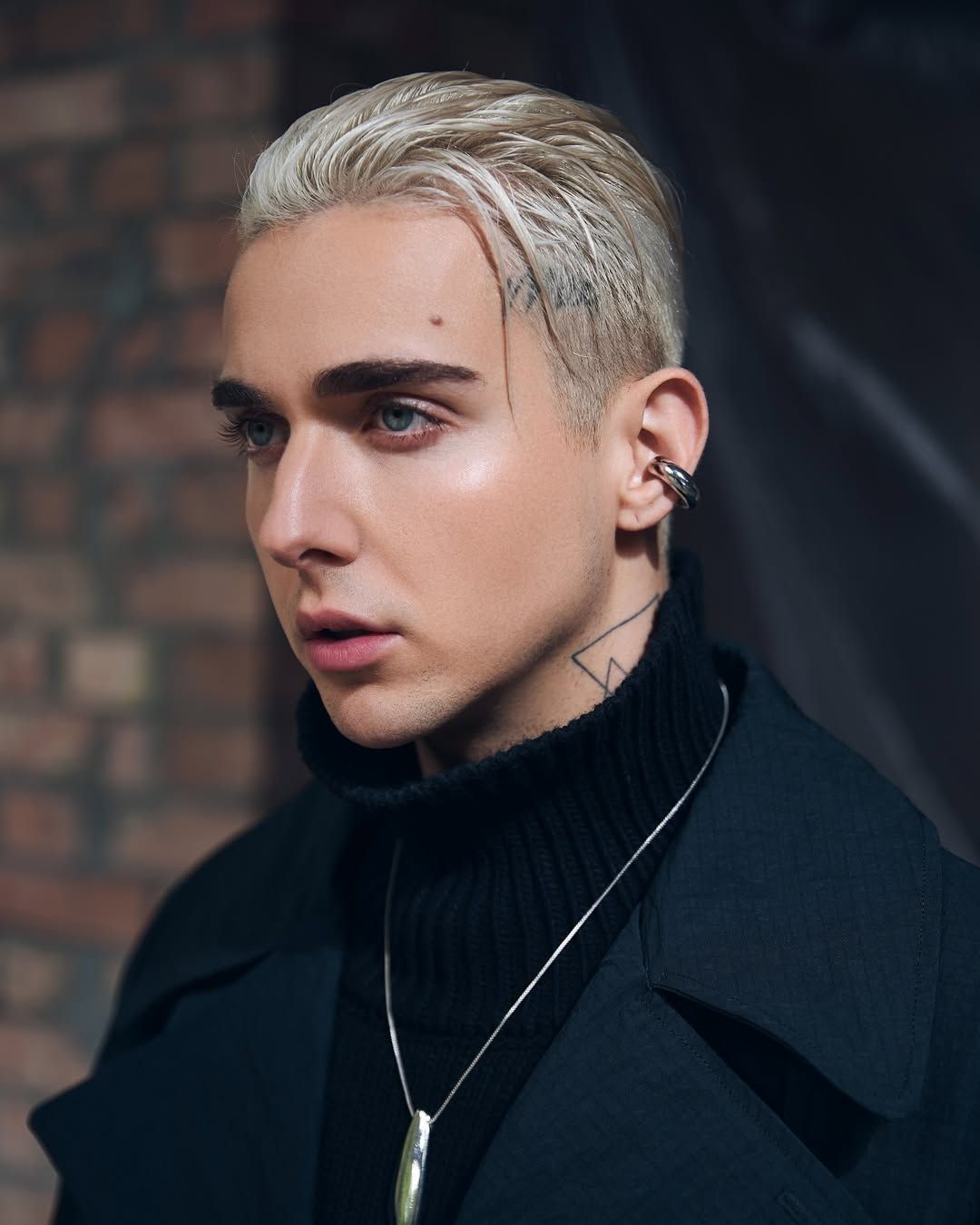 співак MELOVIN активно відвідує світські заходи співак MELOVIN активно відвідує світські заходи