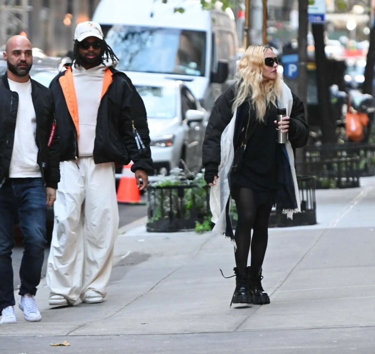 В какой-то момент он положил руку на середину спины суперзвезды В какой-то момент он положил руку на середину спины суперзвезды