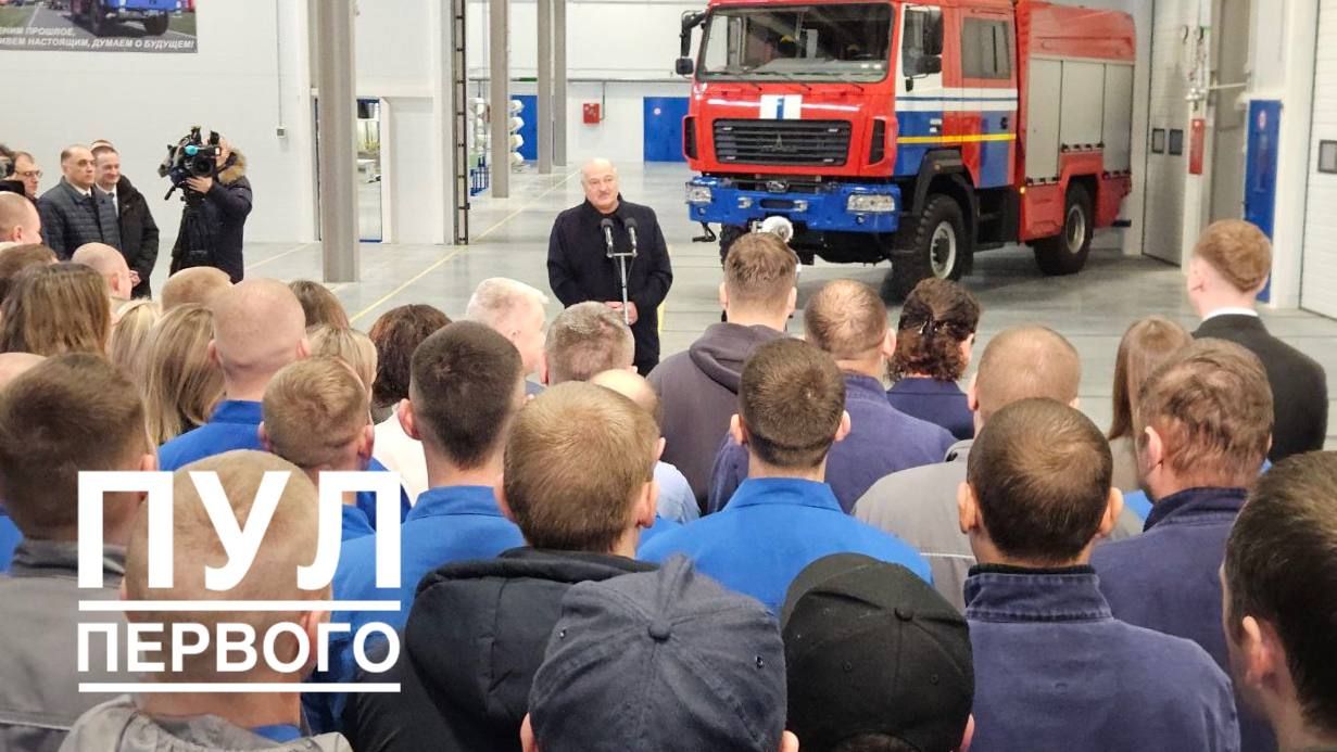 Лукашенко выступает перед сотрудниками завода Лукашенко выступает перед сотрудниками завода