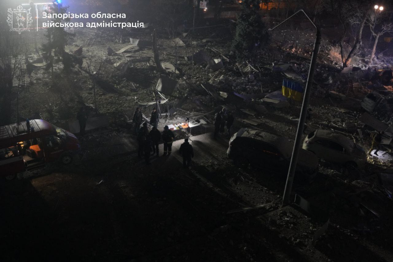 Рятувальники з медиками все ще шукають людей і допомагають вцілілим Рятувальники з медиками все ще шукають людей і допомагають вцілілим