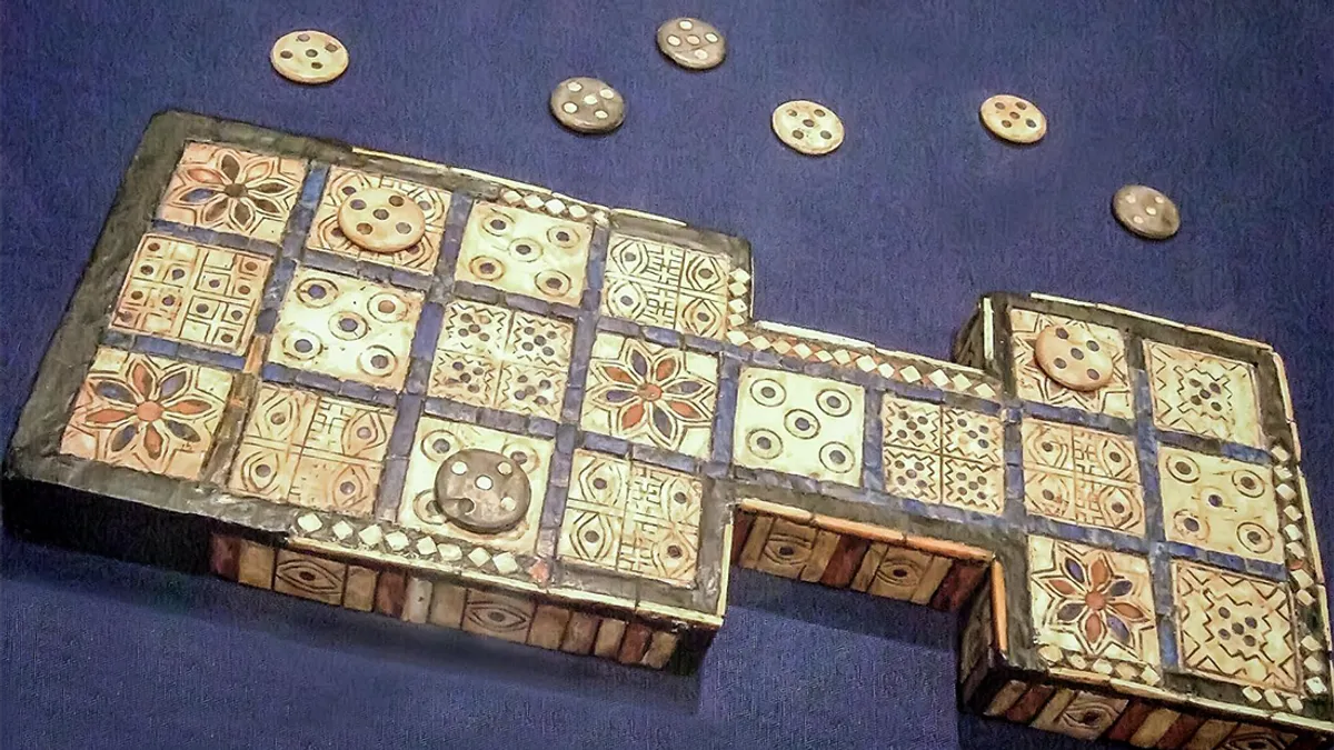 Эта строчная игра, похожая на нарды.