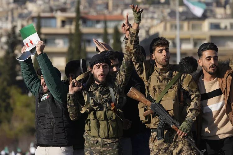 Сирийские повстанцы празднуют во время демонстрации после первой пятничной молитвы после свержения Башара Асада в Дамаске, 13 декабря 2024 г. Хусейн Малла/ The AP Сирийские повстанцы празднуют во время демонстрации после первой пятничной молитвы после свержения Башара Асада в Дамаске, 13 декабря 2024 г. Хусейн Малла/ The AP