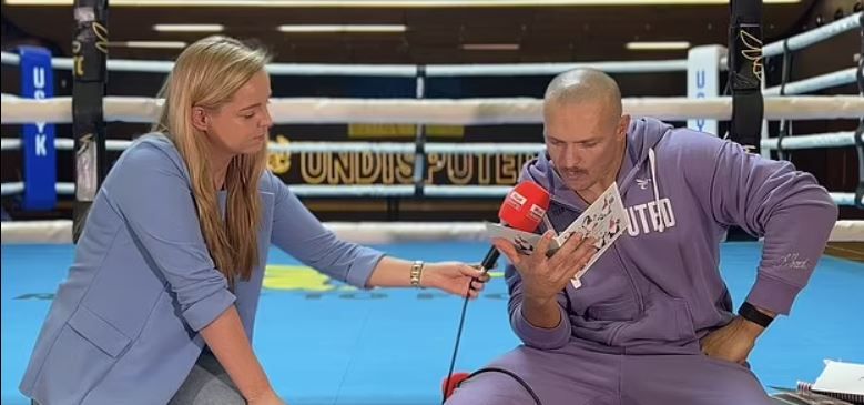 Усик сидів під водою та ходив на руках готуючись до бою з Ф'юрі 1