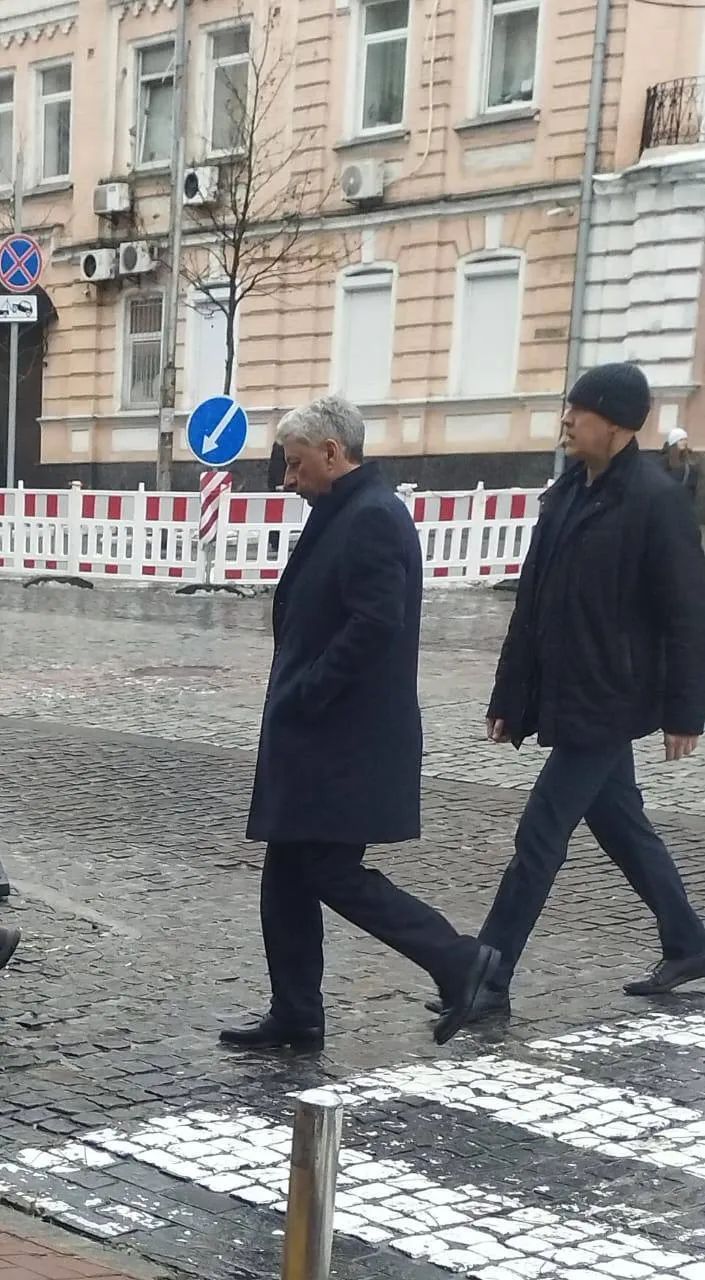 Бойко решил не рисоваться богатством перед СБУ: надел "скромное" пальто - дешевле своего свитера 1