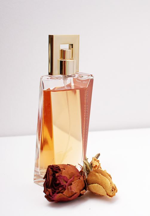 Трояндові парфуми – ідея не накраща, а от поцікавитись, які саме любить ваша жінка, варто!